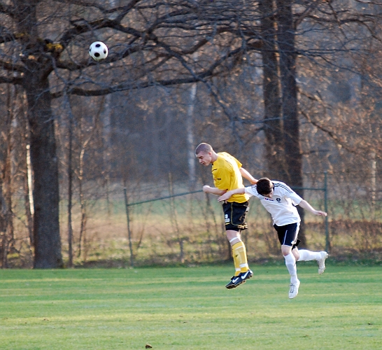 2010_0429_191855AA.JPG - Gustav Gustavsson nickar undan bollen efter ett långt uppspel
