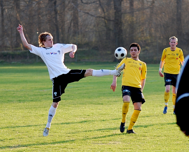 2010_0429_192029AA.JPG - Mergim Bekaj går in lite avvaktande i situationen