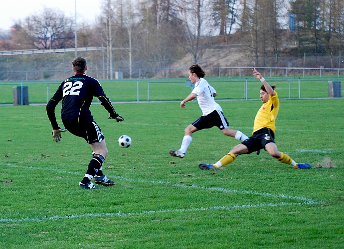 2010_0429_201834AA.JPG - Nära att Karim Safari når ett inspel från kanten