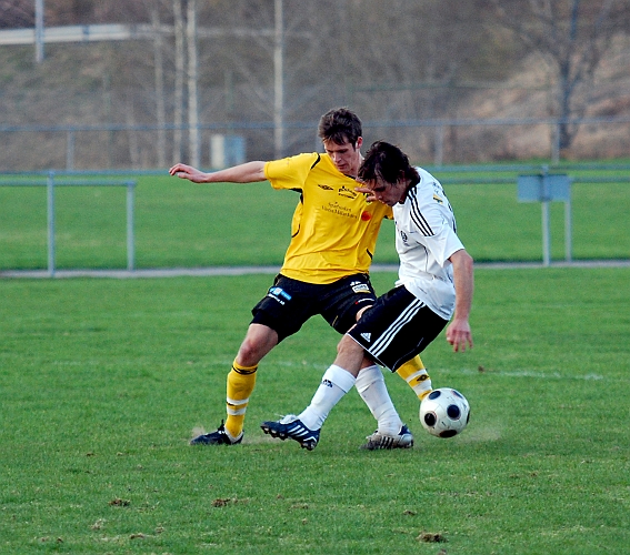 2010_0429_202127AA.JPG - Ken Jansson i närkamp med en BK30 back