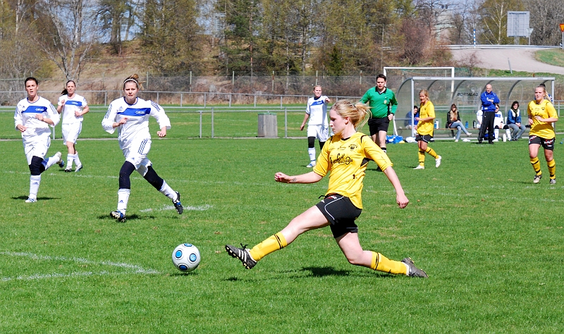 2010_0502_07.JPG - Nelly Kejbert spelar in bollen framför målet . . . .