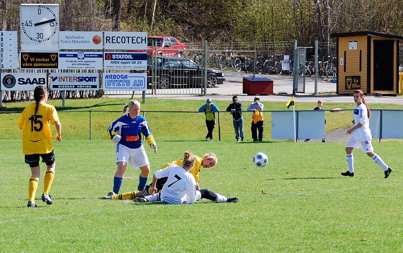 2010_0502_17.JPG - Linn Simonsson i närkamp med en Tuna-Ekeby försvarare