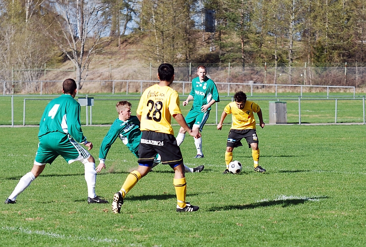 2010_0502_02.JPG - Bewar Mohammad dribblar inne i straffområdet