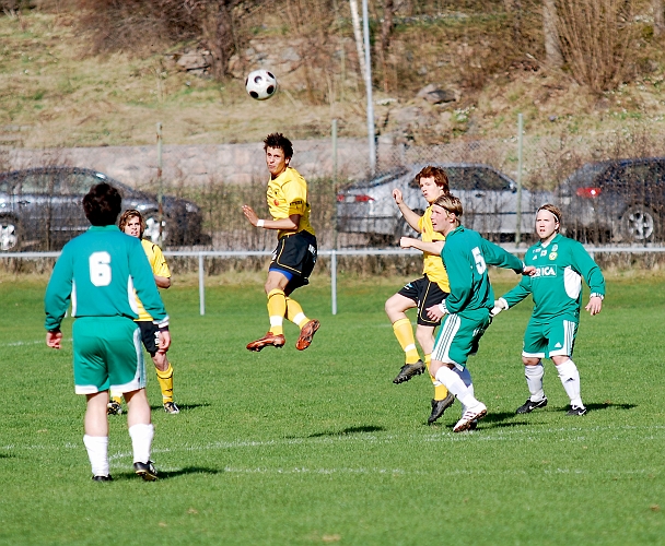 2010_0502_04.JPG - Rio Babivic nickar undan bollen