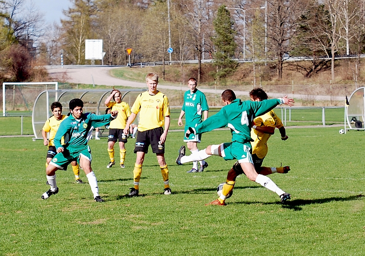 2010_0502_05.JPG - Rio Babivic går för ett avslut mot mål