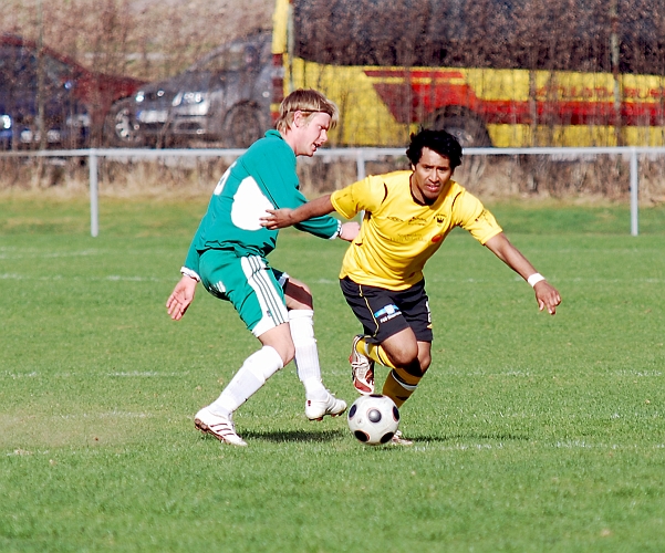 2010_0502_06.JPG - Jonas Hammarlund rycker ifrån sin bevakning