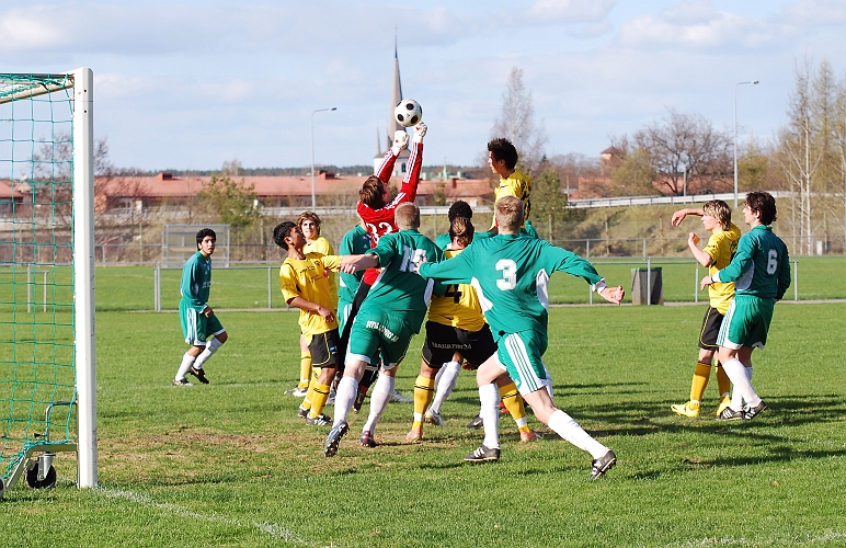 2010_0502_07.JPG - Målvakten är uppe och tippar bollen till en ny hörna