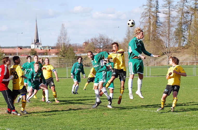 2010_0502_08.JPG - En ny farlig hörna men Franke försvaret får undan bollen
