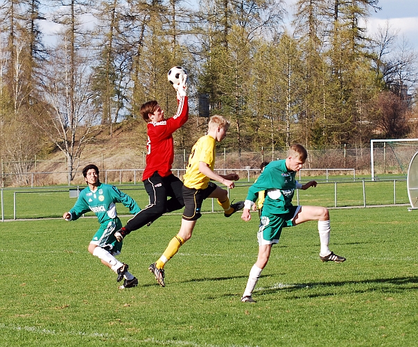 2010_0502_09.JPG - Franke's målvakt når högst och plockar in bollen