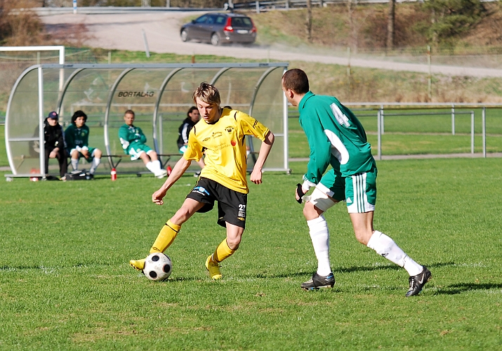 2010_0502_10.JPG - Simon Borell utmanar sin försvarare