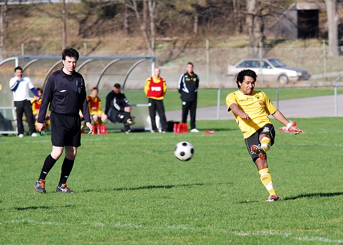 2010_0502_12.JPG - Jonas Hammarlund trycker iväg bollen i bra fart med sin vänsterfot