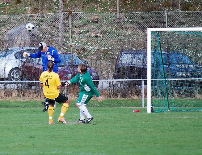 2010_0502_15.JPG - Södra's målvakt Almir Masinovic är ute och nickar undan bollen
