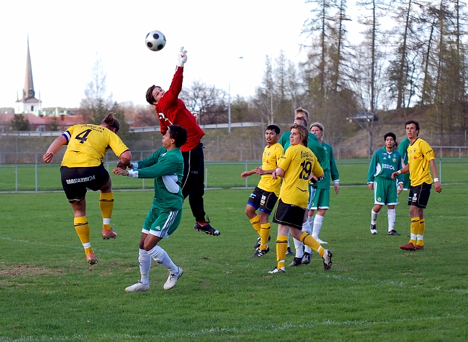 2010_0502_16.JPG - Franke's målvakt tippar bollen till hörna