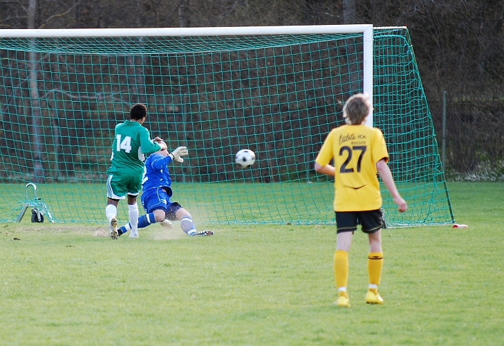 2010_0502_18.JPG - Södra's målvakt Almir Masinovic gör en bra räddning