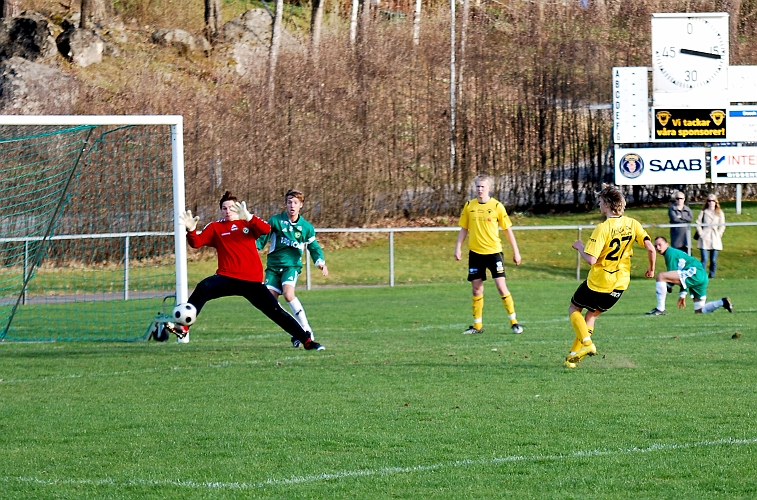 2010_0502_19.JPG - Simon Borell får ett bra läge men bollen går strax utanför stolpen