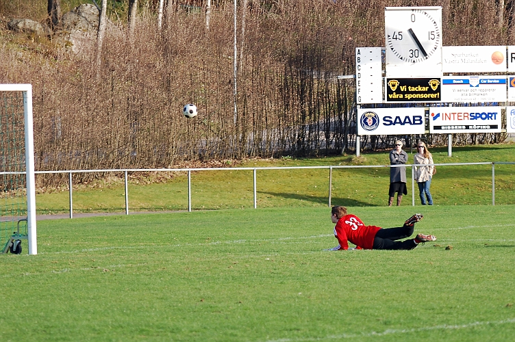 2010_0502_20.JPG - Franke's målvakt gör en fin räddning och tippar bollen till hörna