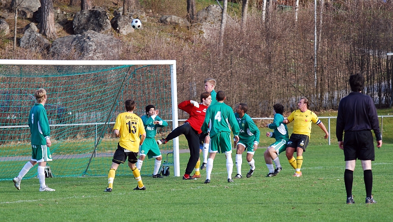 2010_0502_21.JPG - Ytterligare en bra chans för Södra men bollen går över ribban