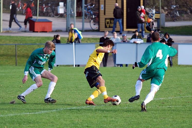 2010_0502_22.JPG - Rio Babivic försöker att dribbla sig förbi Franke försvaret