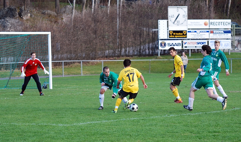 2010_0502_23.JPG - Bewar Mohammad utmanar inne i straffområdet