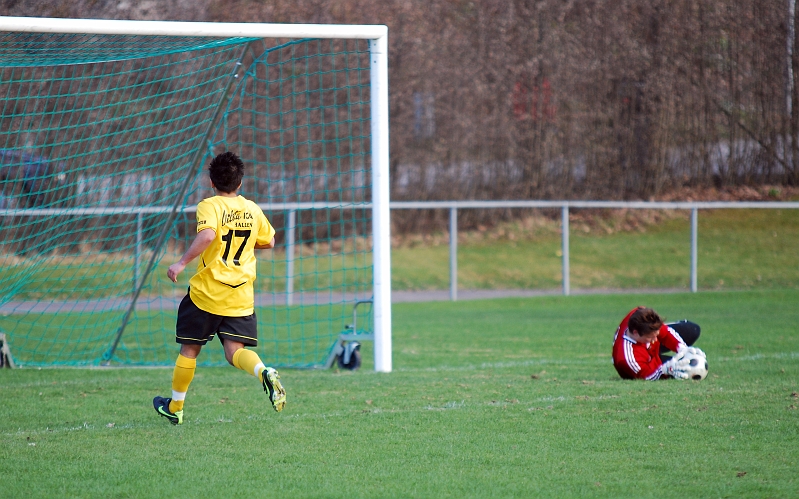 2010_0502_24.JPG - Bewar Mohammad var alldeles fri på sin kant men bollen kom aldrig över till honom