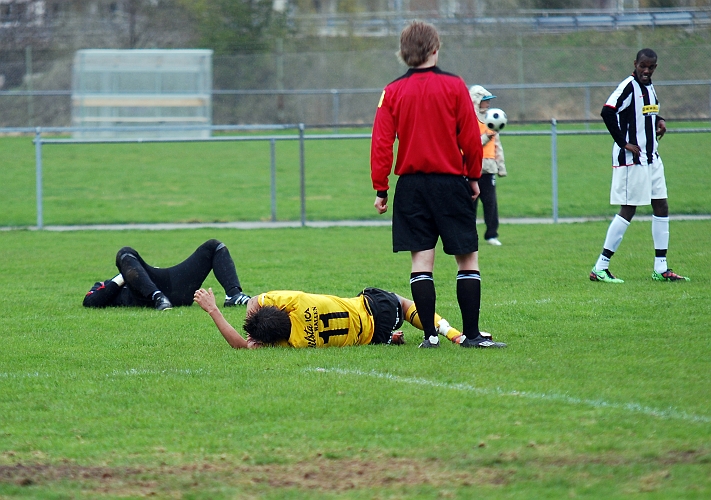 2010_0508_27.JPG - Båda spelarna behövde lite omplåstring men kom sedan tillbaka i spelet