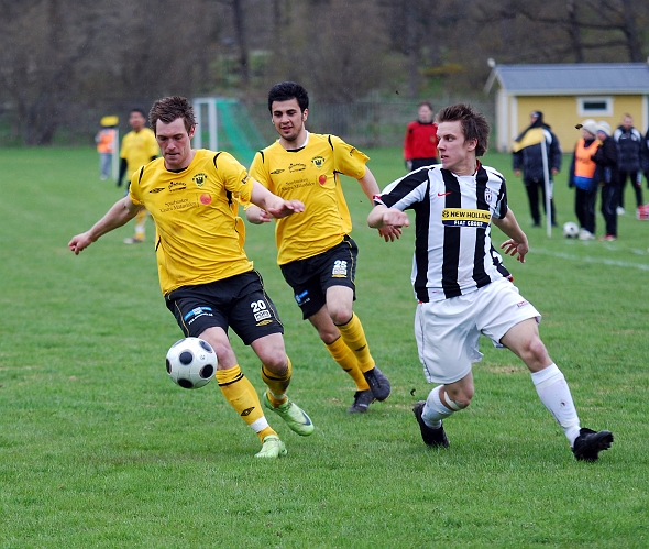 2010_0508_31.JPG - Dennis Jansson kommer med fart ner mot straffområdet