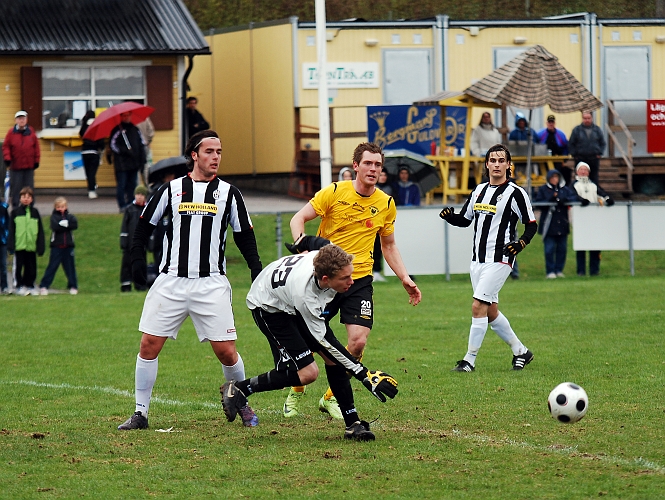 2010_0508_41.JPG - Målvakten släpper retur på skottet men ingen Södraspelare hinner fram på bollen