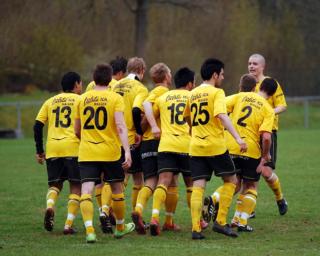 2010_0508_44.JPG - Glädjescen efter Södra's 3-0 och matchen är avgjord
