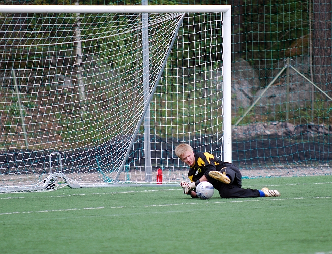 2010_0516_01.JPG - Uppvärmning av A-lags debuterande målvakten Emil Gillberg