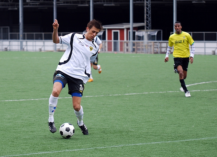 2010_0516_04.JPG - Rio Babovic har ett bra läge i straffområdet