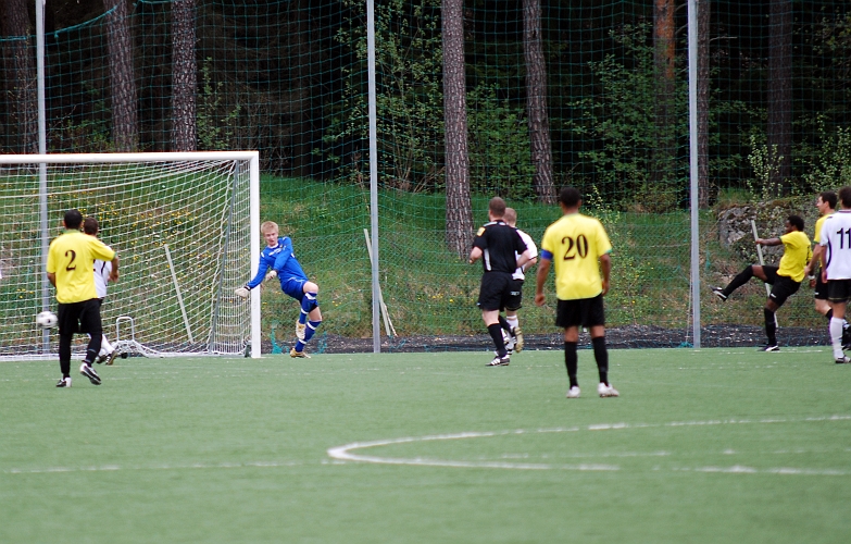 2010_0516_05.JPG - Bäckby har ytterligare en chans med ett skott från kanten som passerar målet