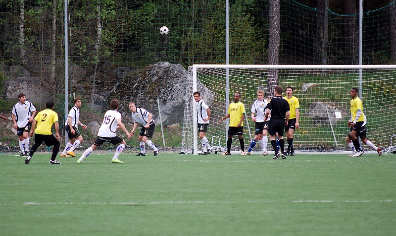 2010_0516_06.JPG - Gustav Gustavsson nickar bort bollen efter en hörna