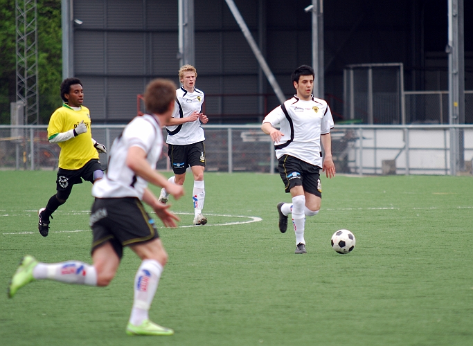 2010_0516_07.JPG - Mergim Bekaj driver bollen över mittplan