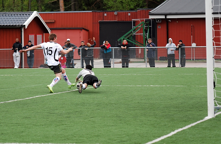 2010_0516_08.JPG - Bäckby's målvakt hinner precis ta bollen före Dennis Jansson