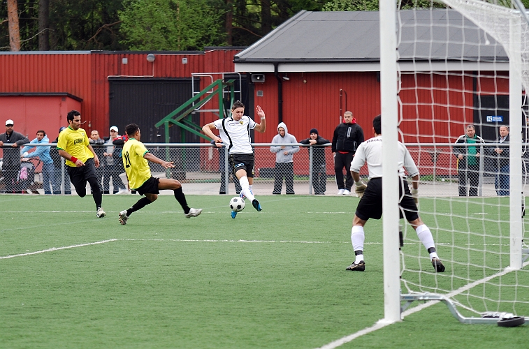 2010_0516_09.JPG - Miralem Malic bryter in från kanten men avslutet blev lite tamt