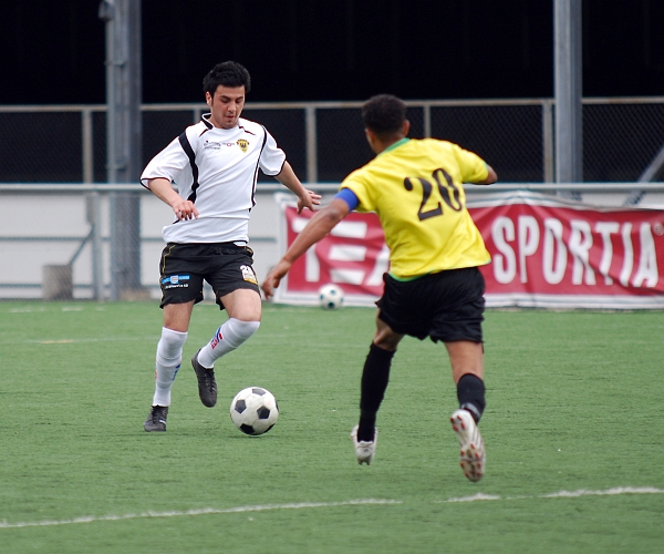 2010_0516_10.JPG - Mergim Bekaj utmanar Bäckby's mittback
