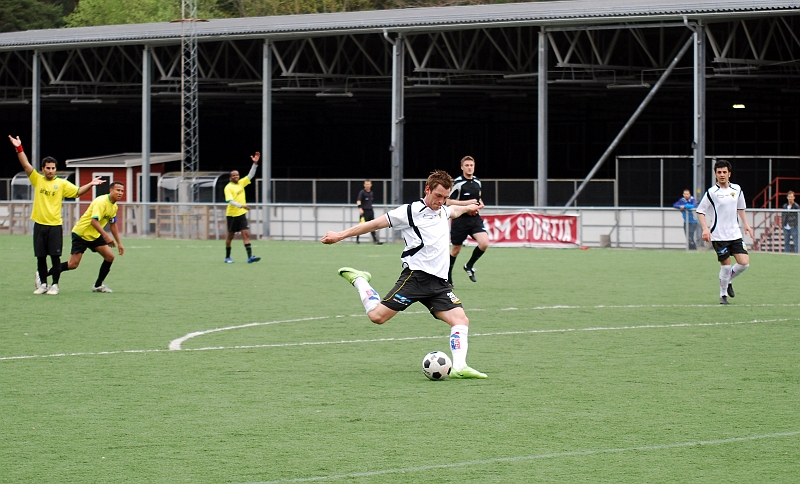 2010_0516_11.JPG - Dennis Jansson frispelad med målvakten och trycker in 1-0 till Södra