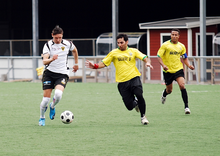 2010_0516_12.JPG - Miralem Malic försöker att ta sig förbi Bäckby försvaret
