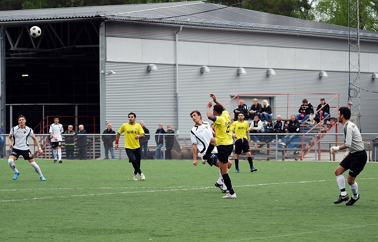 2010_0516_13.JPG - Bäckby's försvar slår undan bollen vid ett Södra anfall