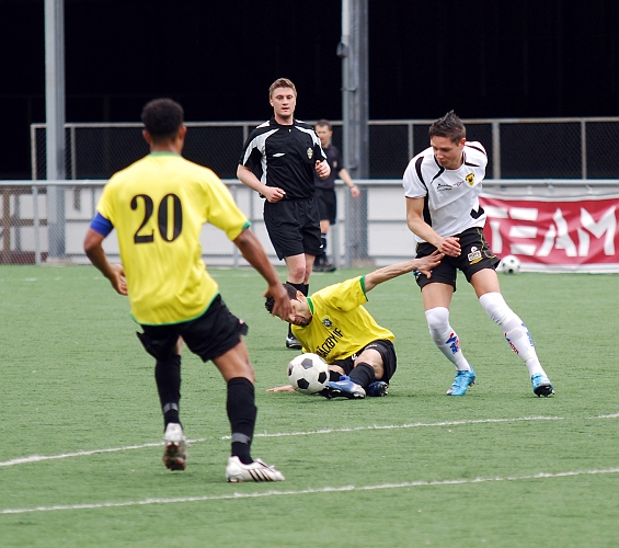 2010_0516_14.JPG - Miralem Malic jobbar för att komma åt bollen