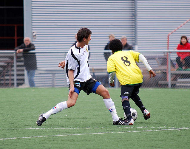 2010_0516_15.JPG - Rio Babovic han inte riktig fram och Bäckby's mittfältare kan driva upp bollen