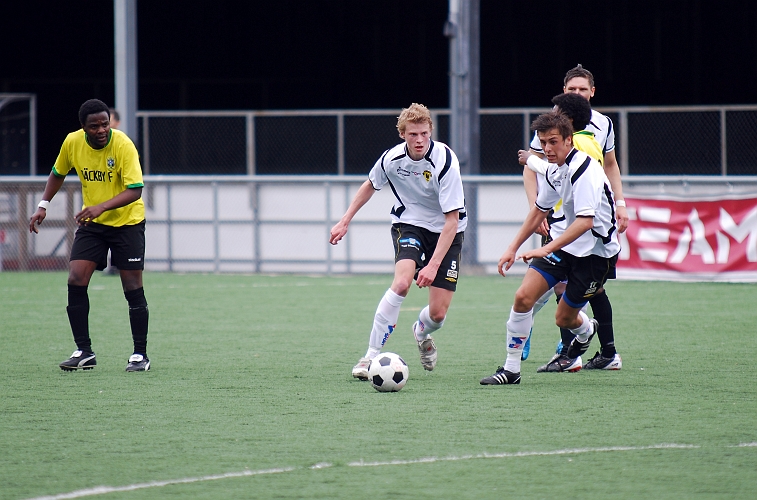 2010_0516_16.JPG - Filip Stjernfeldt och Rio Babovic jobbar till sig bollen