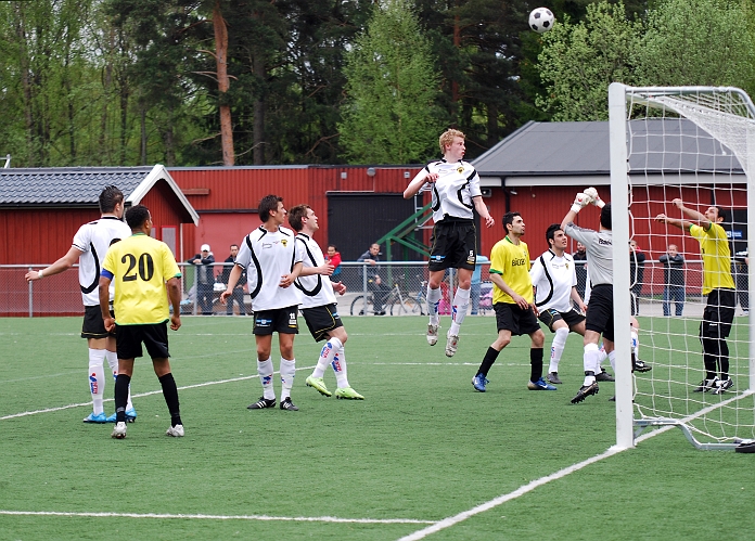 2010_0516_19.JPG - Filip Stjernfeldt högt upp och nickar bollen över målet efter en hörna