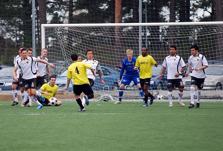 2010_0516_21.JPG - Bäckby började 2:a halvlek med ett par chanser men Södra försvaret reder ut situationen