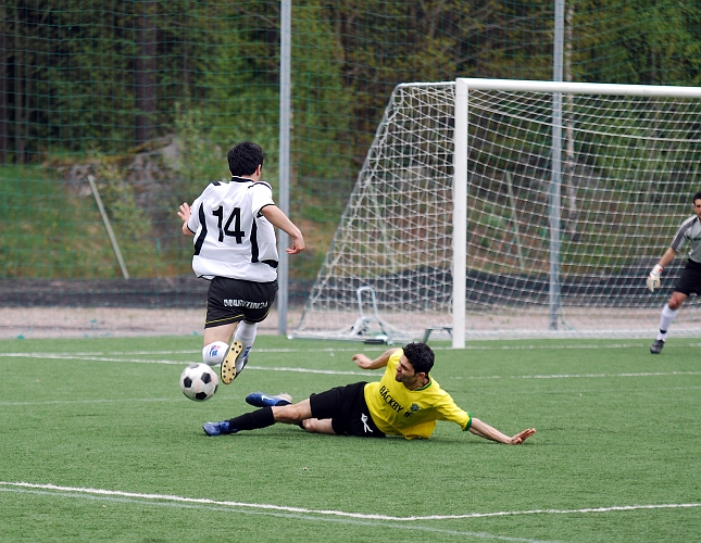 2010_0516_22.JPG - Mergim Bekaj utmanar men försvararen gör en bra brytning