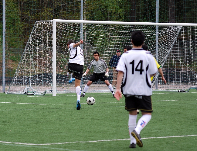 2010_0516_23.JPG - Miralem Malic bryter in och skjuter men bollen går strax utanför målet