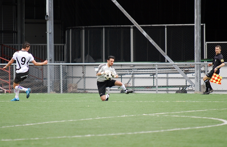 2010_0516_24.JPG - Här är det ett gränsfall om målvakten är utanför straffområdet och tar bollen med händerna