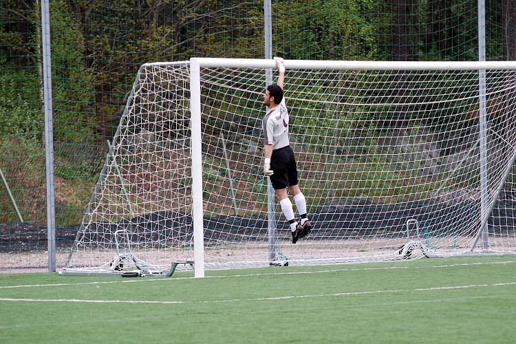 2010_0516_25.JPG - Hammarlund överraskade med en snabbt slagen frispark men bollen gick högt över och målvakten tittar långt efter den