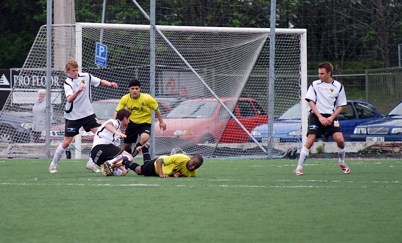 2010_0516_26.JPG - Niklas Larsson gör en djärv brytning i yttre delen av straffområdet