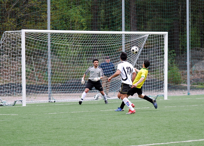 2010_0516_27.JPG - Arton Bekaj kom in i 2:a halvlek och har här en halvchans